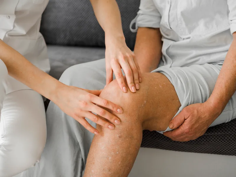 Chiropractic care for knee pain at Prairie Star Chiropractic in Hudsonville